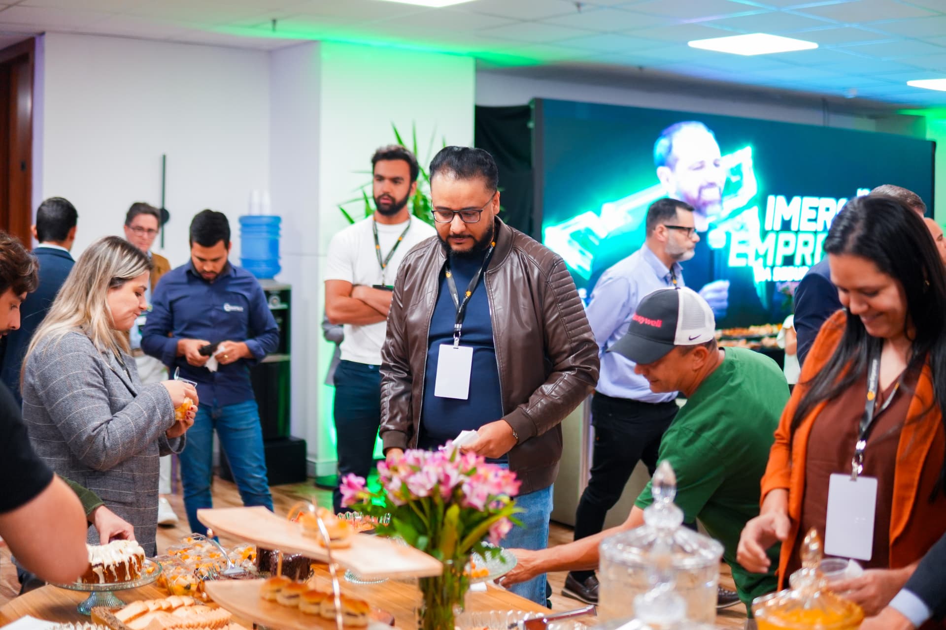 Profissionais da segurança eletrônica reunidos em evento presencial do Papo Segurança